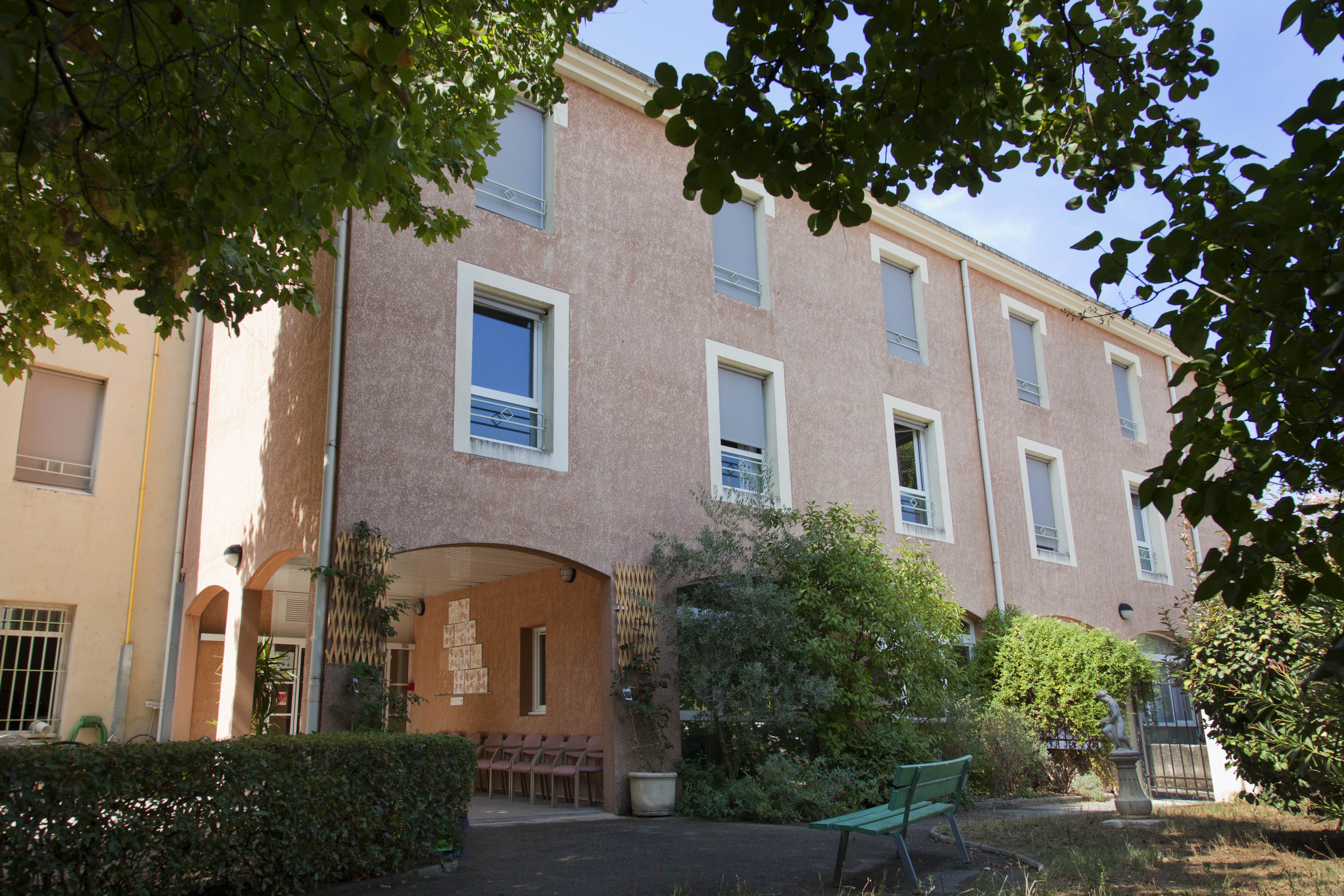 Fleuriste A La Tour D Aigues Petales De Rose Fleuriste A La Tour D Aigues