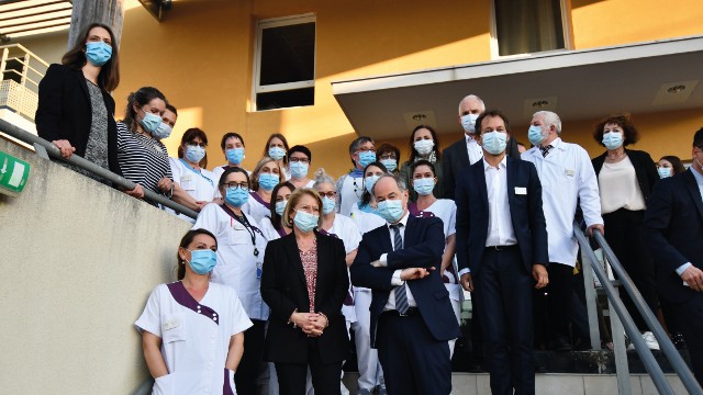 La ministre déléguée en charge de l’Autonomie, Madame Brigitte Bourguignon, en visite à l’EHPAD de la Fondation Partage et Vie à Aubais, Les Mazets de l’Argilier (Gard)