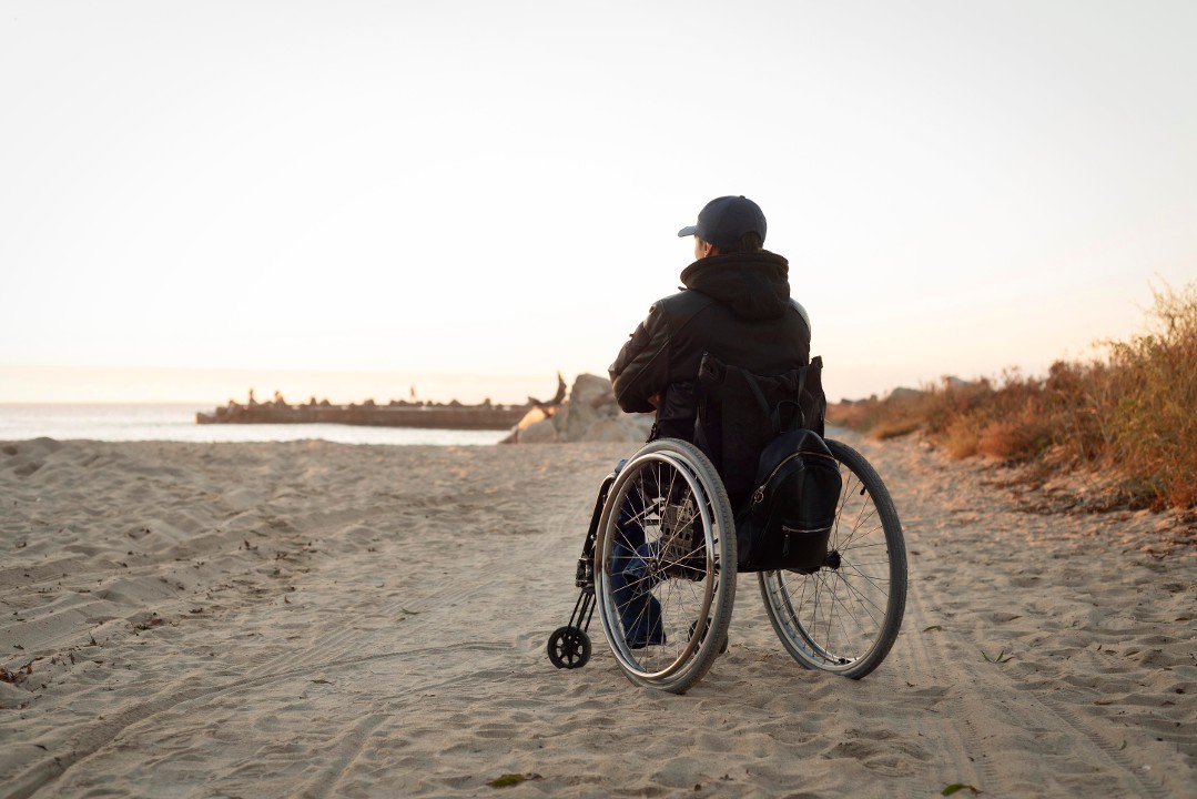 homme-handicape-plein-coup-plage