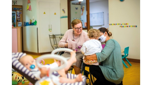 Ouvrir des micro-crèches en maison de retraite : quand les générations se rencontrent pour le meilleur !