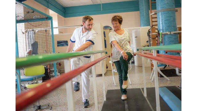 La thérapie miroir au service des patients en soins médicaux et de réadaptation