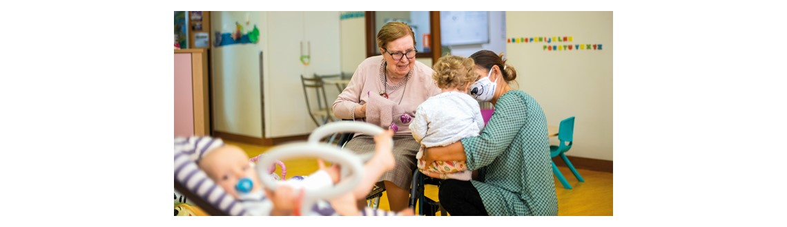 Des tout-petits en maison de retraite