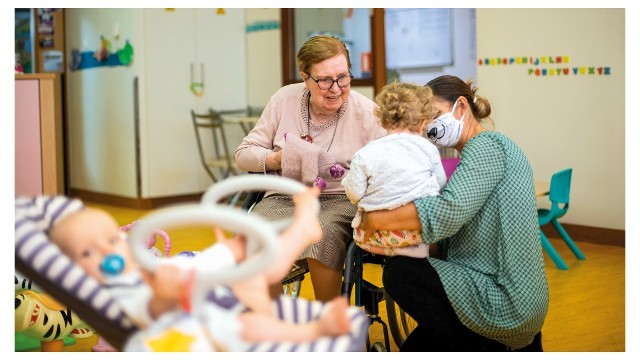 Des tout-petits en maison de retraite