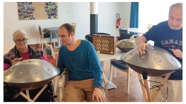 Vibrations et harmonies : le handpan réinvente l’animation en Ehpad