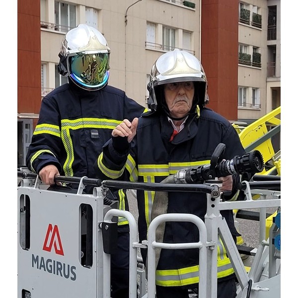 À 96 ans, Jacques réalise son rêve à la résidence De Raymond et prend de la hauteur avec les pompiers d’Agen