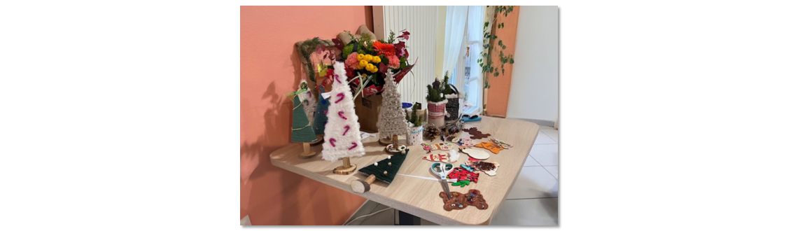 Un atelier de décorations de Noël intergénérationnel à l’EHPAD Clairefontaine
