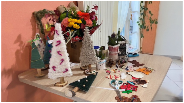 Un atelier de décorations de Noël intergénérationnel à l’EHPAD Clairefontaine